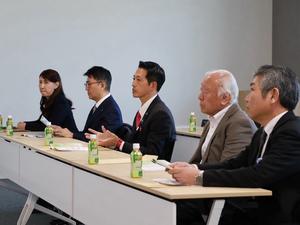 会議室で意見交換をする市長