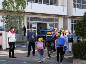 児童に手を振る市長