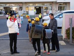 児童に手を振る市長