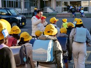 児童とハイタッチをする市長