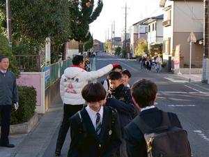 吉川中学校に登校中の生徒に挨拶をする市長