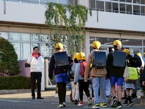 児童に手を振る市長