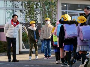 笑顔で挨拶する市長