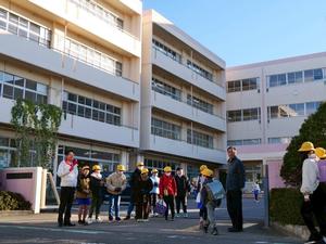 児童に手を振る市長