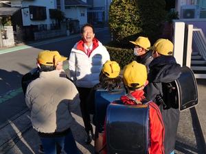 児童と大笑いする市長