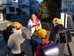 笑顔で児童の頭をなでる市長