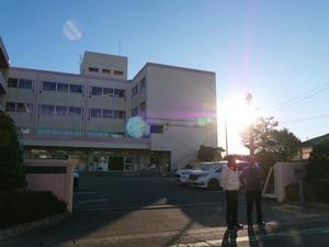 石崎校長と話をする市長