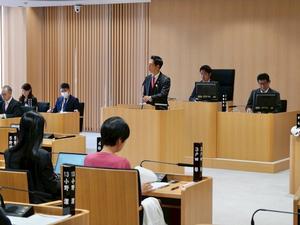 議場に登壇する市長