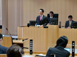 議場に登壇する市長