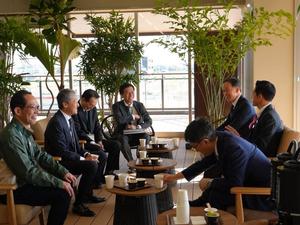 市長、職員らとカインズの方々とカフェスペースで談笑する様子