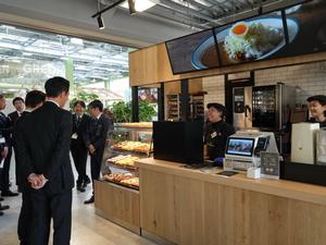 市長が店内を案内される様子