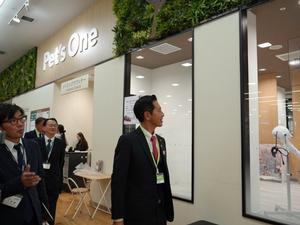 市長が店内を案内される様子