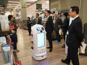 市長が店内を案内される様子