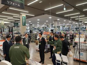 市長が店内を案内される様子