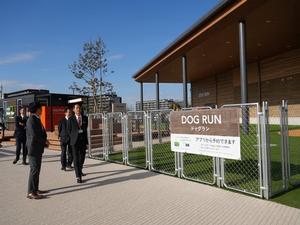 市長が店内を案内される様子