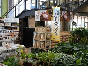 地元商品が並ぶブース