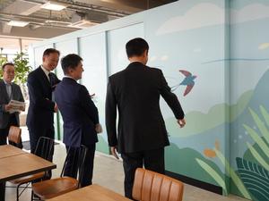 カフェの壁画のなまずを見てう喜ぶ市長