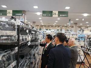 店内を案内される市長