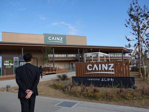 屋外を案内される市長