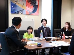 市長と花本さんとご両親の面会の様子