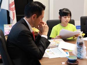 市長と花本さんとご両親の面会の様子