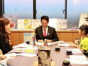 市長と花本さんとご両親の面会の様子