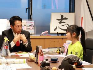 市長と花本さんとご両親の面会の様子