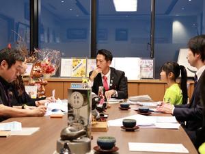 市長と花本さんとご両親の面会の様子