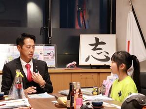 市長と花本さんとご両親の面会の様子