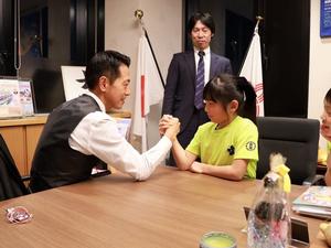 花本さんと市長が腕相撲をする様子