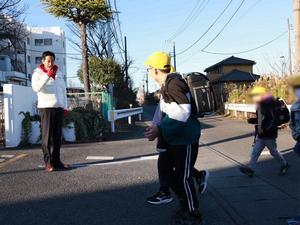 登校した児童に手を振る市長