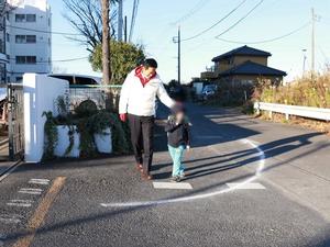 登校した児童に挨拶をする市長