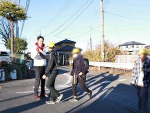 登校した児童とハイタッチする市長