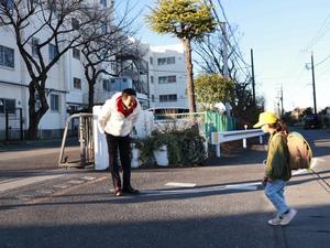登校した児童に挨拶をする市長