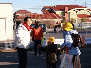 登校した児童に挨拶をする市長
