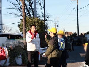 登校した児童とハイタッチをする市長