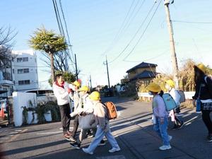 登校した児童に挨拶をする市長