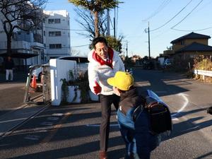 登校した児童とハイタッチをする市長