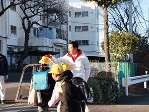 登校した児童に挨拶をする市長