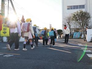 登校した児童に挨拶をする市長