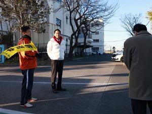 校長先生、教頭先生と話をする市長