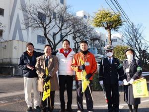 校長先生、教頭先生、交通安全協会、交通指導員の皆さんと市長との記念撮影