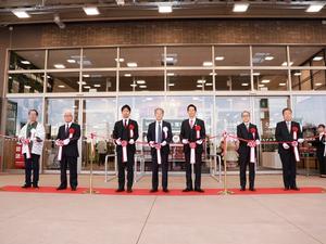 テープカットの様子