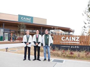 市長がカインズの法被を着てカインズの方々と記念撮影