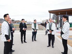 カインズの方々と談笑する市長