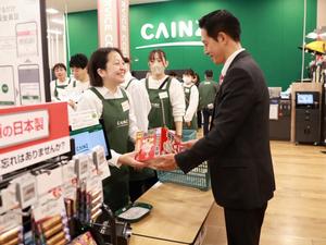 鏡餅を買う市長