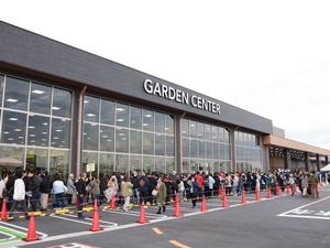 オープン前の行列