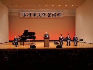 壇上で挨拶をする高田会長