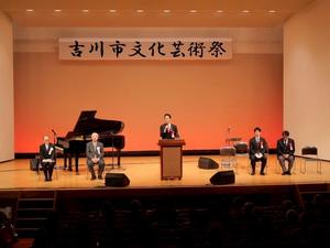 壇上で挨拶をする市長