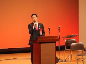 壇上で挨拶をする市長